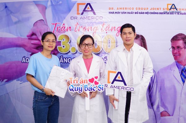 TRAO TẶNG 3.000 ÁO BLOUSE CHO QUÝ Y BÁC SĨ TUYẾN ĐẦU CHỐNG DỊCH